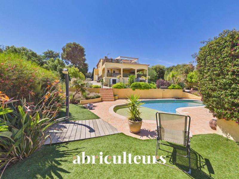 Image de l'annonce Maison avec piscine et jardin en vente…