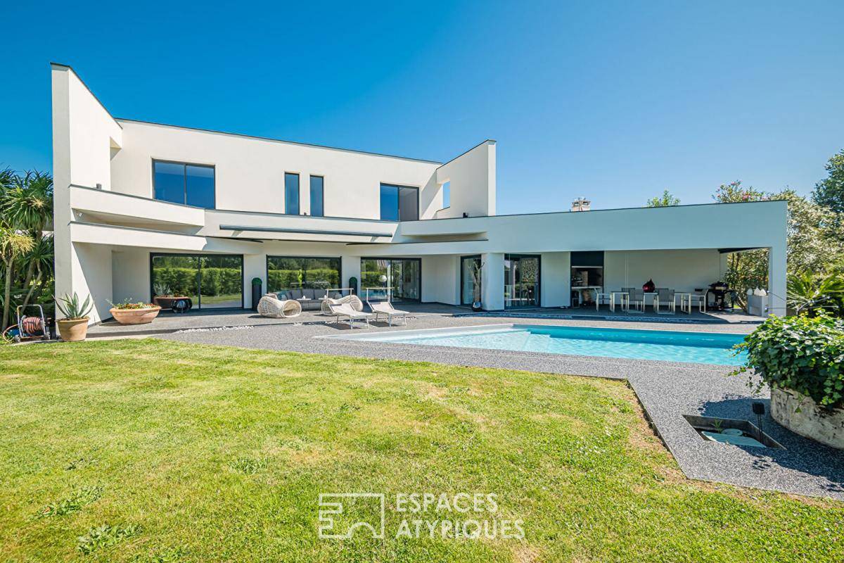 Image de l'annonce Maison d'architecte avec vue dégagée, piscine et…
