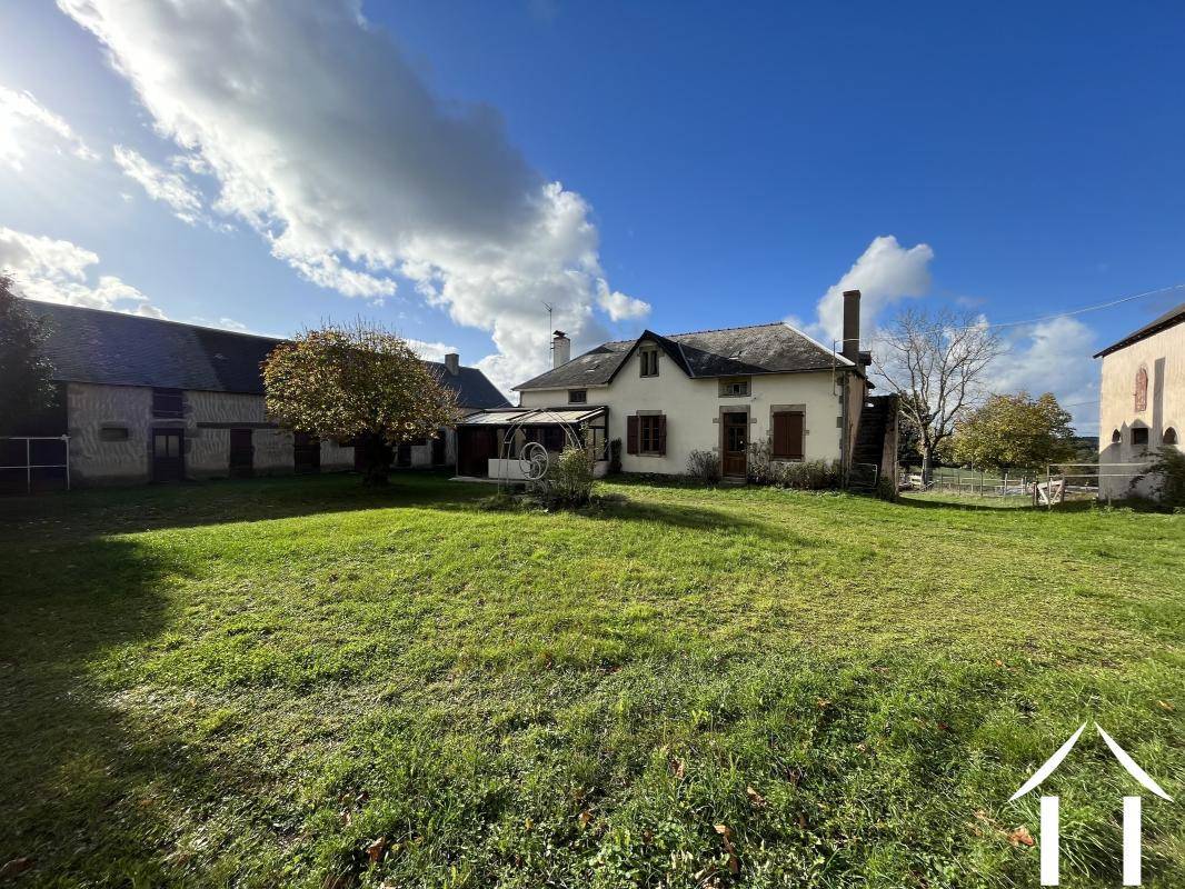 Image de l'annonce Maison rurale habitable avec deux grandes granges