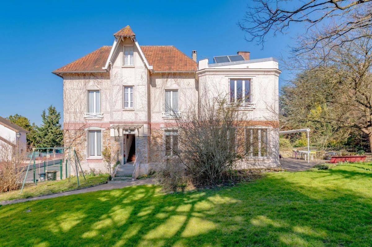 Image de l'annonce Saint Germain En Laye: Charmante maison bourgeoise…