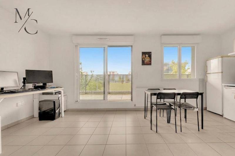 Image de l'annonce T2 traversant + terrasse + parking proche…