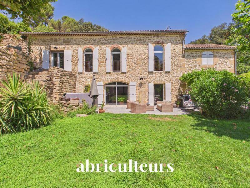 Image de l'annonce Mas provençal rénové de 249 m² avec…