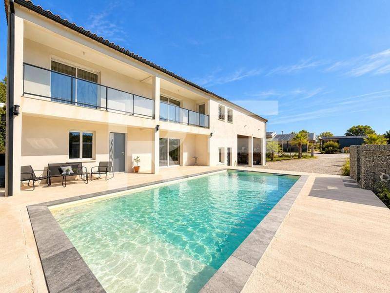 Image de l'annonce Maison 245 m² avec piscine – 7…