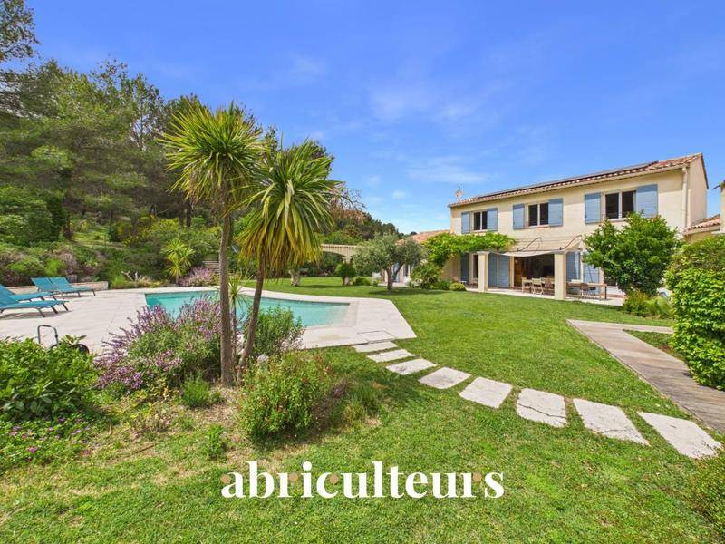 Image de l'annonce Prestigieuse maison T8 de 233m² sur un…