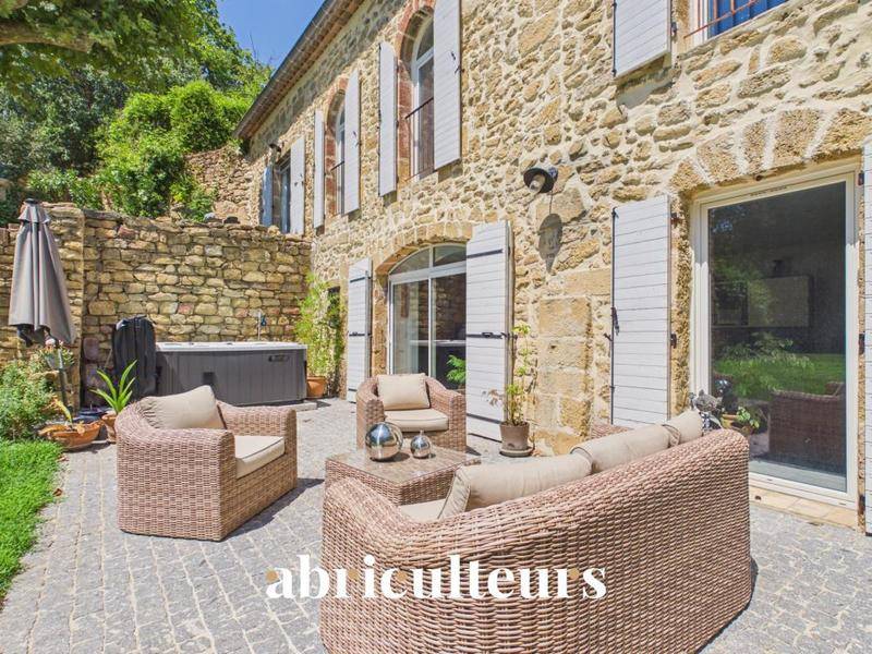 Image de l'annonce Mas provençal rénové de 249 m² avec…