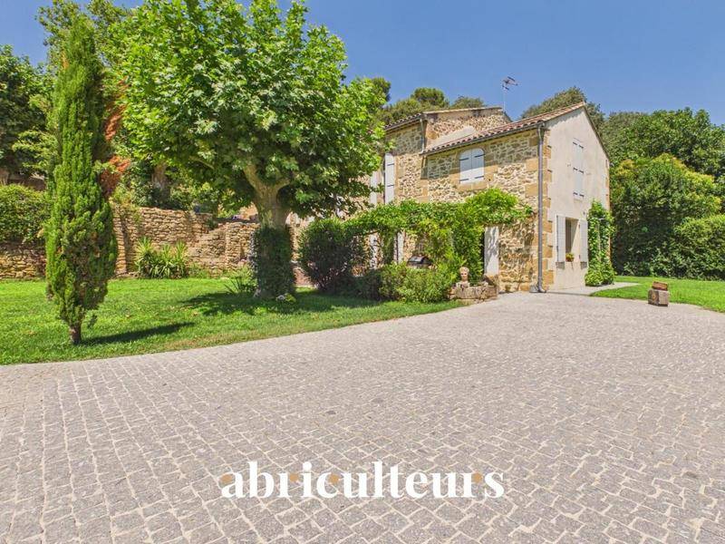 Image de l'annonce Mas provençal rénové de 249 m² avec…