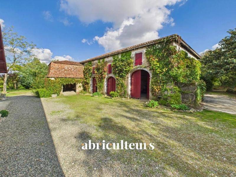 Image de l'annonce Corps de ferme avec dépendances sur terrain…