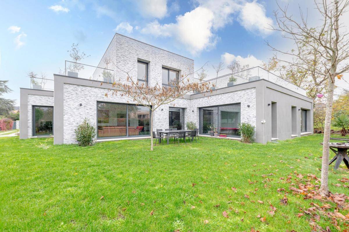 Image de l'annonce Verrières le Buisson- Maison d'architecte- terrasses -jardin