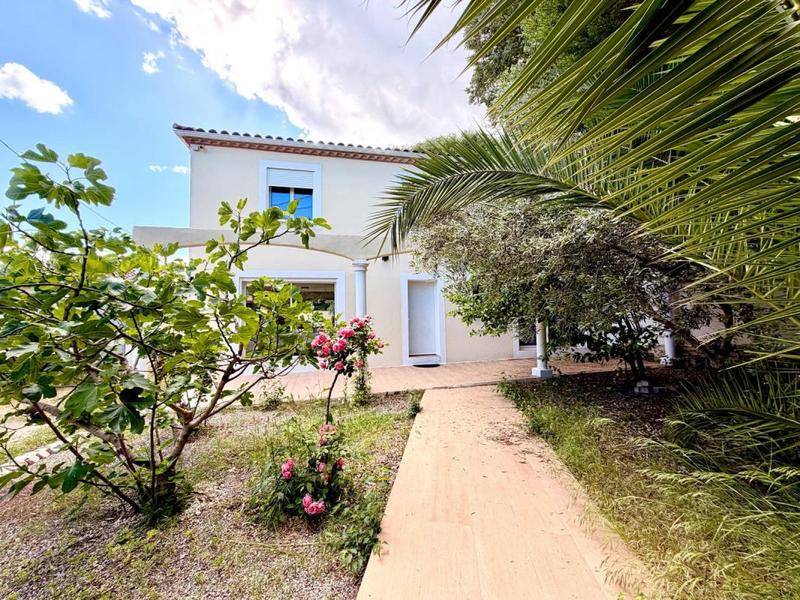 Image de l'annonce Villa totalement rénovée avec 6 chambres, jardin…