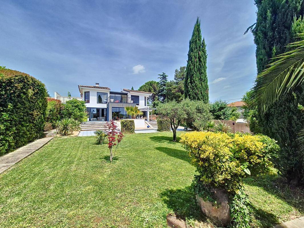 Image de l'annonce Villa contemporaine de 254m² avec piscine à…